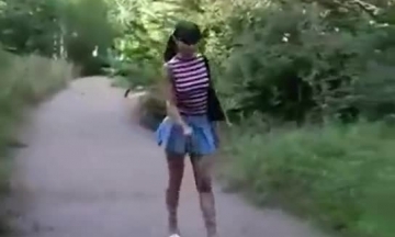 ابن يتجسس عل امه هي تستحم