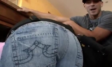 مقاطع مص وعض الثدي بقوه