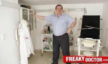 ام تتناك مع بنتها من ابنها